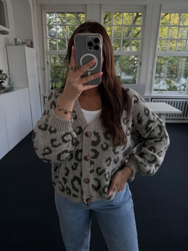 Strickjacke im Leo-Design – Mit Knöpfen – Kratzfrei – One Size grün