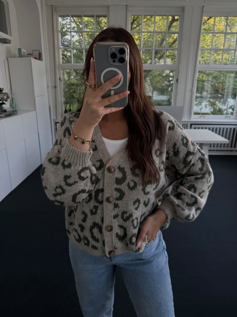 Strickjacke im Leo-Design – Mit Knöpfen – Kratzfrei – One Size grün