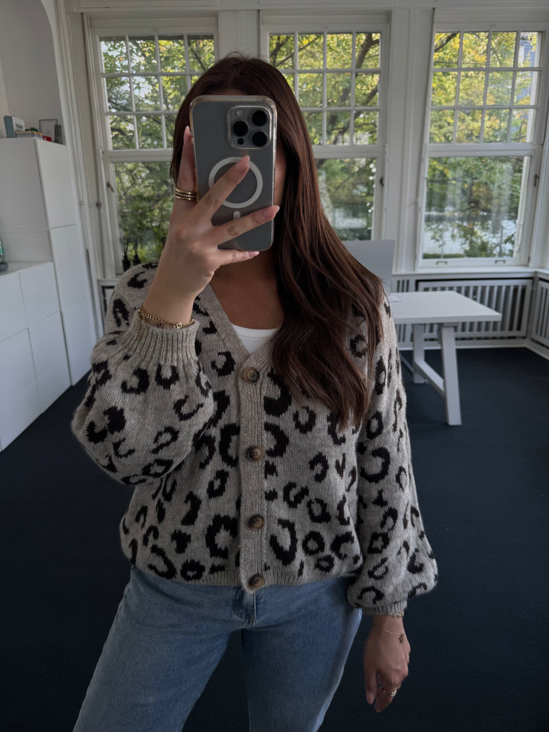Strickjacke im Leo-Design – Mit Knöpfen – Kratzfrei – One Size BRAUN