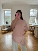 Halbarm-Shirt locker geschnitten mit schrägem Spitzensaum – Baumwolle & Viskose altrosa