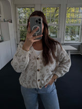Strickjacke im Leo-Design – Mit Knöpfen – Kratzfrei – One Size BEIGE