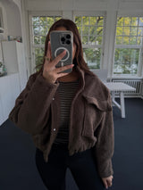 Kurzjacke mit aufgesetzten Brusttaschen – Flauschig – Gummibund – One Size braun