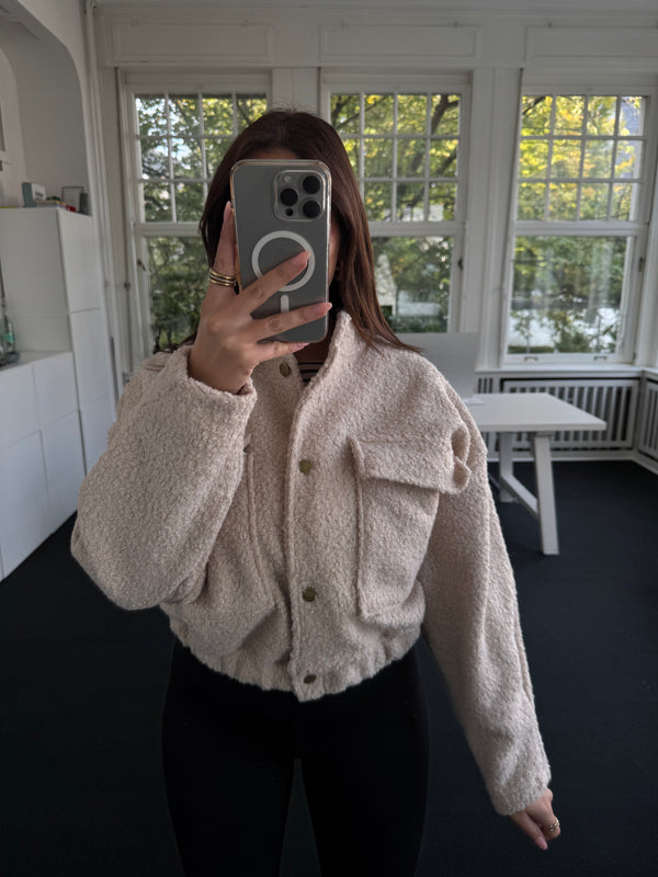 Kurzjacke mit aufgesetzten Brusttaschen – Flauschig – Gummibund – One Size beige