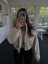 Kurzjacke mit aufgesetzten Brusttaschen – Flauschig – Gummibund – One Size beige