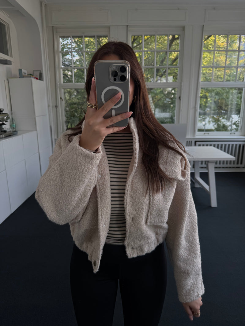 Kurzjacke mit aufgesetzten Brusttaschen – Flauschig – Gummibund – One Size beige