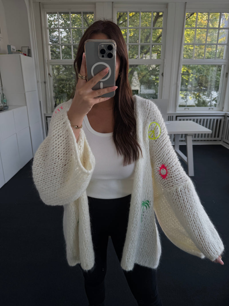 Oversize-Strickjacke mit Stickereien – LOVE-Schriftzug hinten – Bunt – Kratzfrei cremeweiss