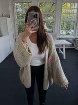Oversize-Strickjacke mit Stickereien – LOVE-Schriftzug hinten – Bunt – Kratzfrei beige