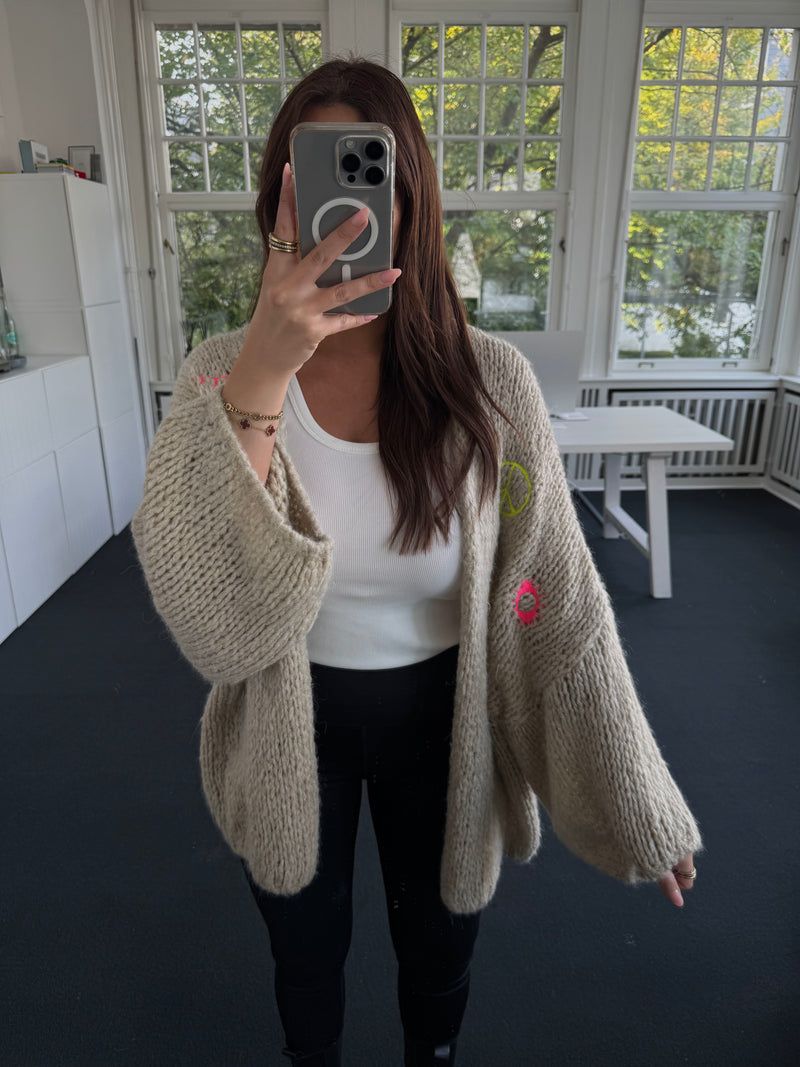 Oversize-Strickjacke mit Stickereien – LOVE-Schriftzug hinten – Bunt – Kratzfrei beige