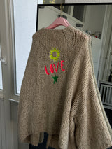 Oversize-Strickjacke mit Stickereien – LOVE-Schriftzug hinten – Bunt – Kratzfrei beige