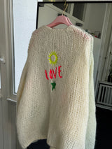Oversize-Strickjacke mit Stickereien – LOVE-Schriftzug hinten – Bunt – Kratzfrei cremeweiss