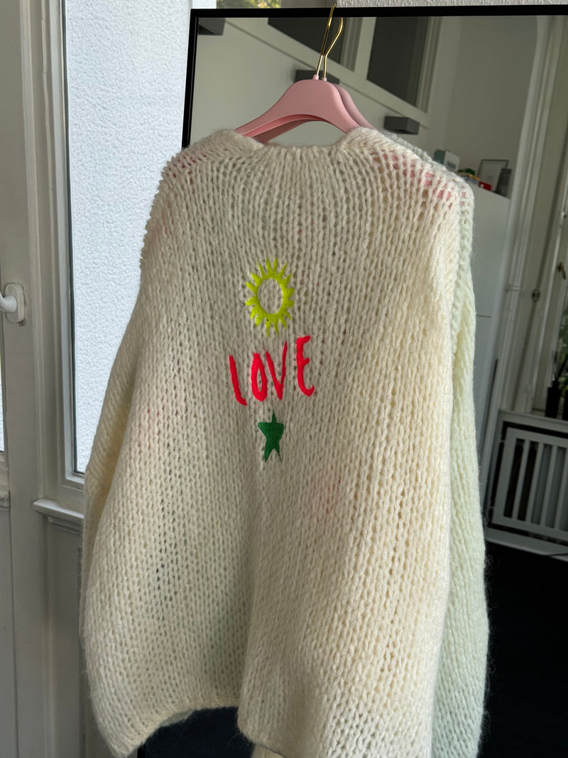 Oversize-Strickjacke mit Stickereien – LOVE-Schriftzug hinten – Bunt – Kratzfrei cremeweiss