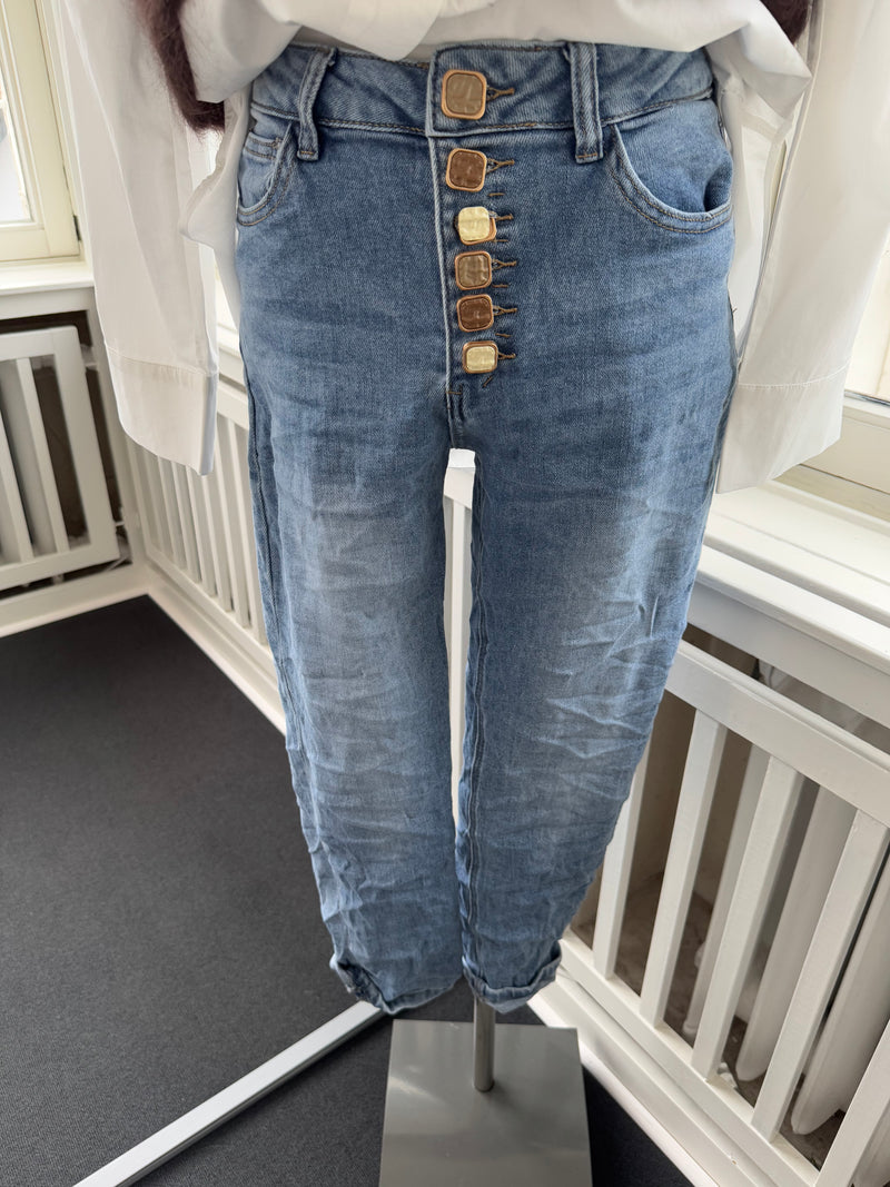 Jeans must have besondere Knöpfe