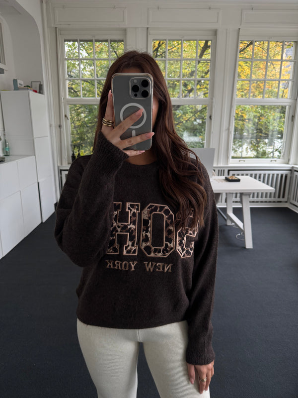Pullover mit „SOHO“-Schriftzug & Leo-Detail – One Size (Gr. 36–40) braun