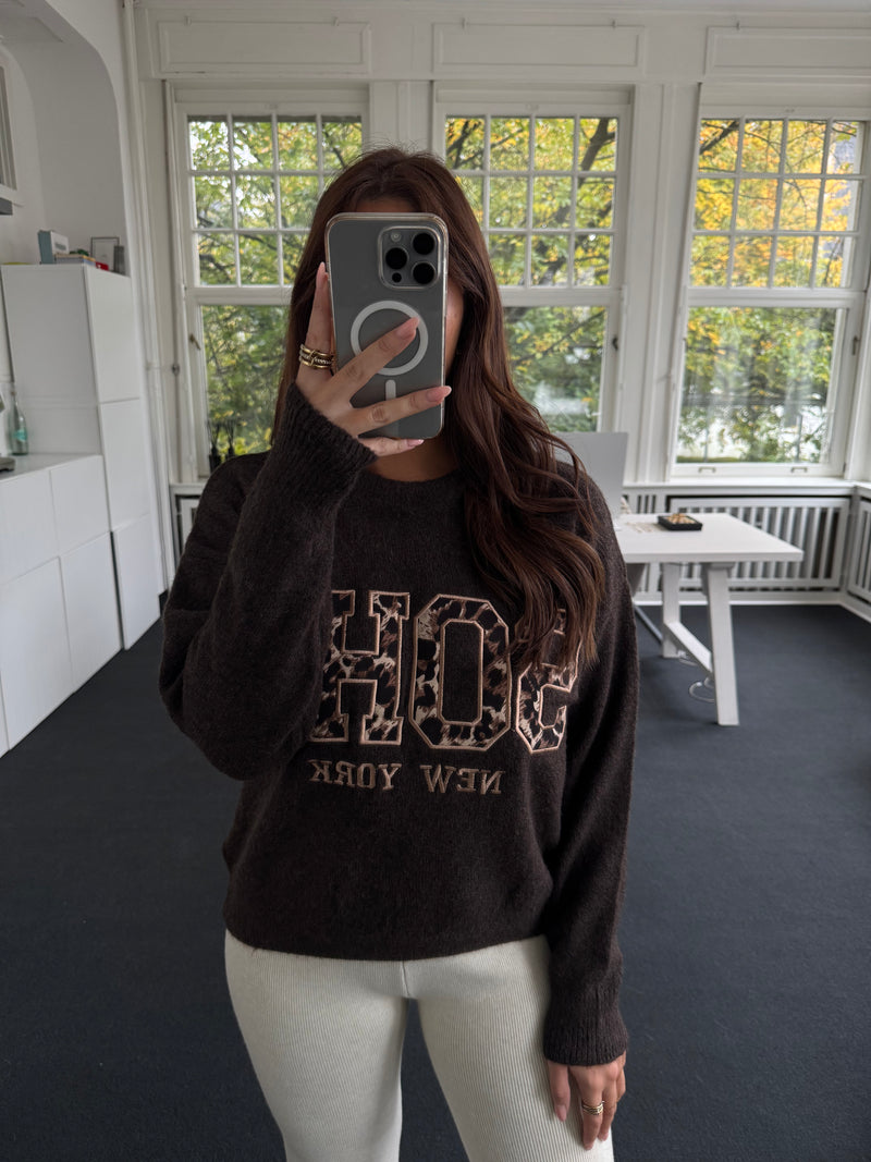 Pullover mit „SOHO“-Schriftzug & Leo-Detail – One Size (Gr. 36–40) braun