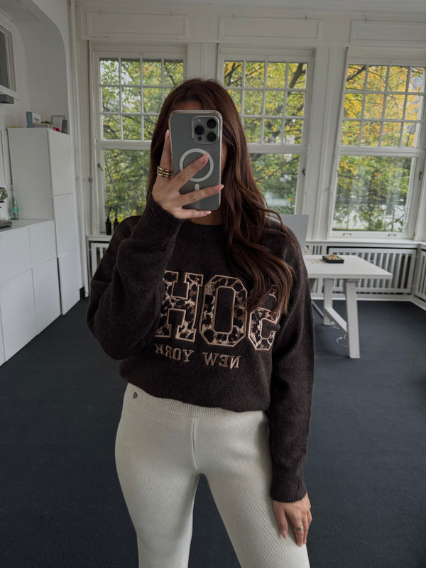Pullover mit „SOHO“-Schriftzug & Leo-Detail – One Size (Gr. 36–40) braun