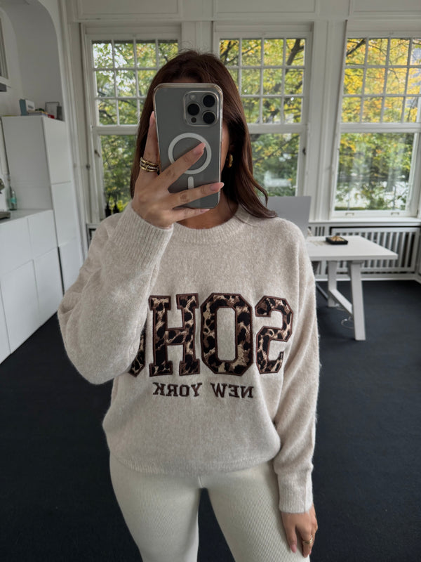 Pullover mit „SOHO“-Schriftzug & Leo-Detail – One Size (Gr. 36–40)beige