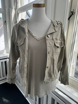 Jacke mit Kapuze und Taschen beige mit Größe