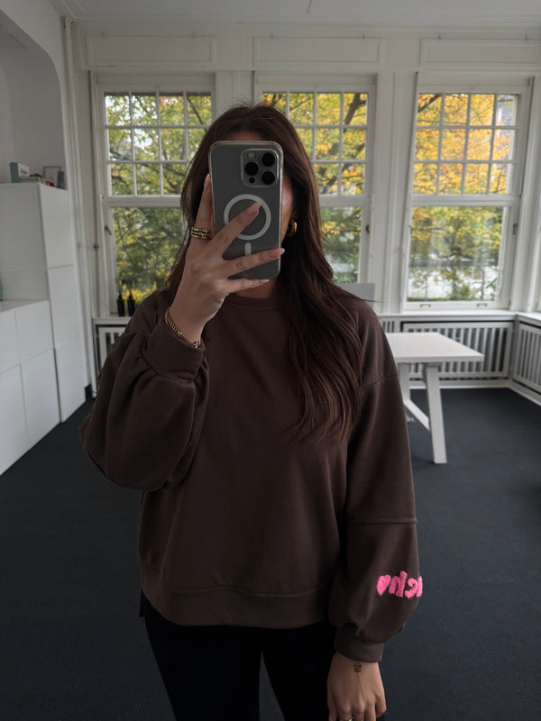 Stylischer Oversize-Sweatshirt – Braun mit "Amour"-Schriftzug in Pink