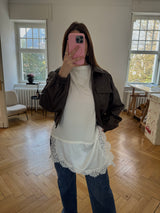 Halbarm-Shirt locker geschnitten mit schrägem Spitzensaum – Baumwolle & Viskose  weiss