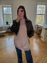 Halbarm-Shirt locker geschnitten mit schrägem Spitzensaum – Baumwolle & Viskose altrosa