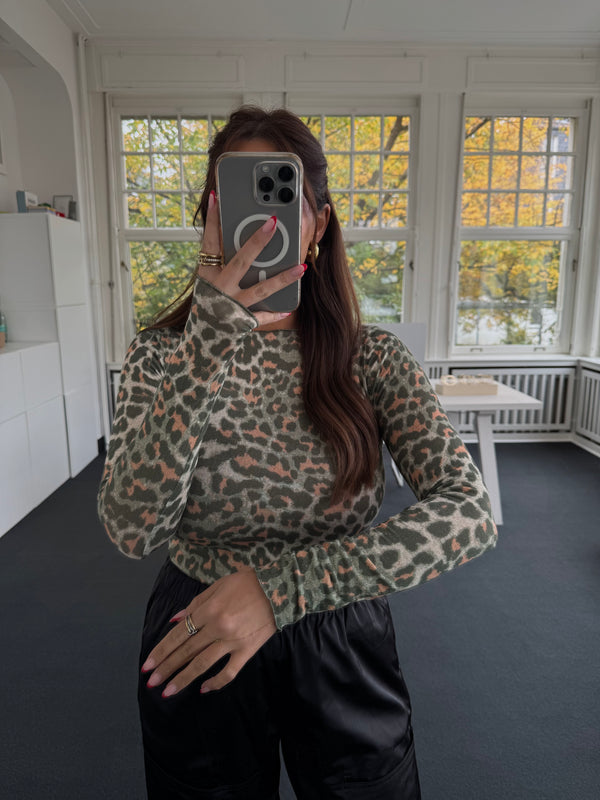 Kaschmir-Shirt mit Leo-Muster – Figurbetont – One Size grün