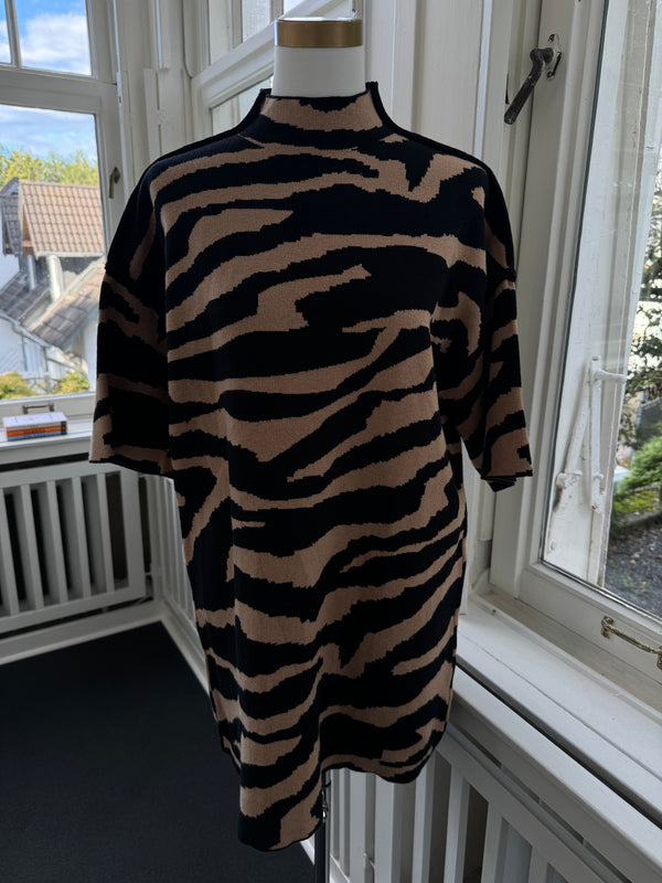 STRICKKLEID ZEBRA STEHKRAGEN CAMEL