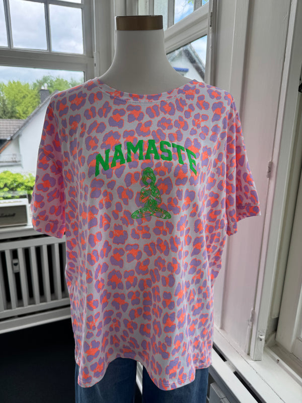 T-Shirt Namaste leo pink/grün