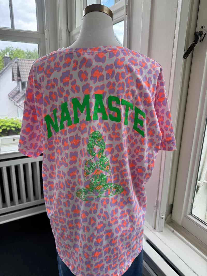 T-Shirt Namaste leo pink/grün