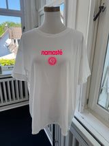 T-shirt Namaste oversized weiß/pink