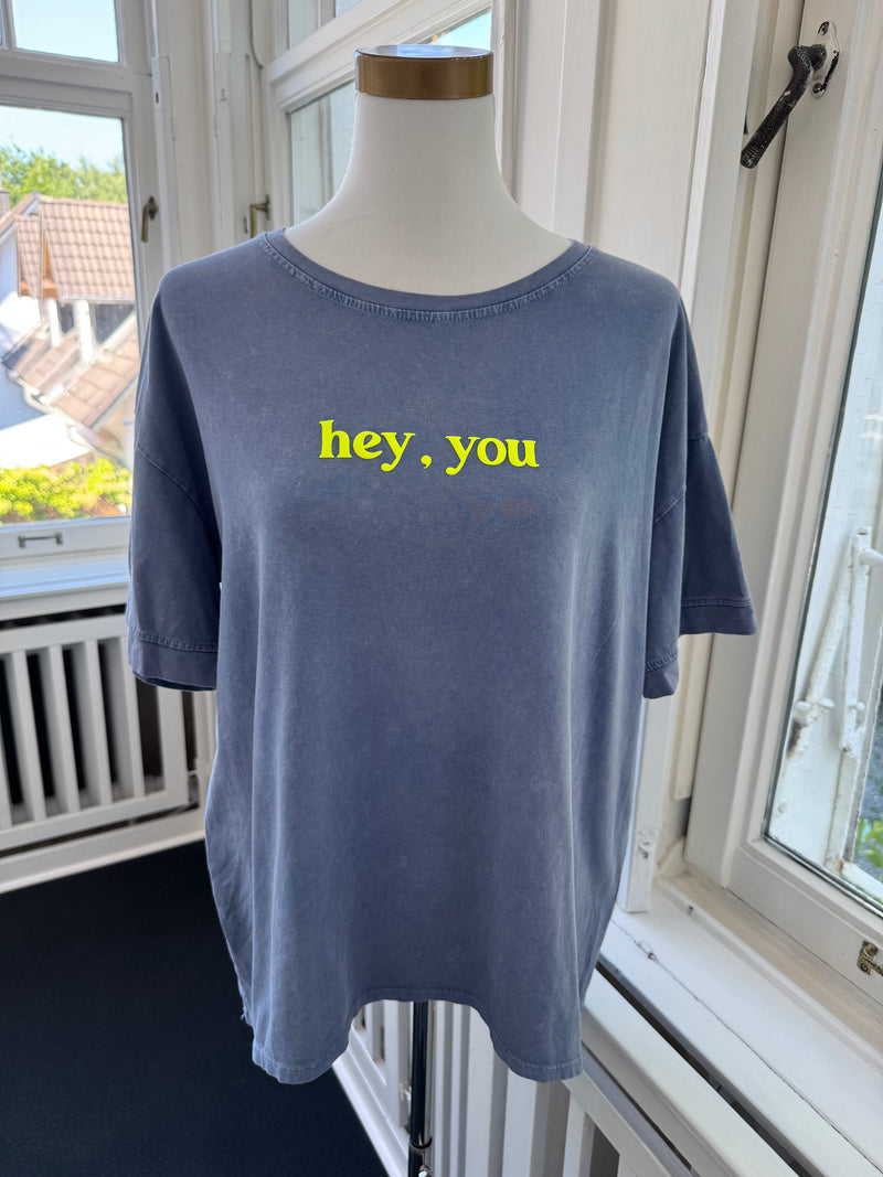 T-shirt hey you oversized blau
