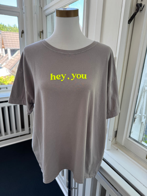 T-shirt hey you oversized taupe