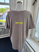 T-shirt hey you oversized taupe