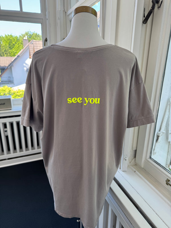 T-shirt hey you oversized taupe