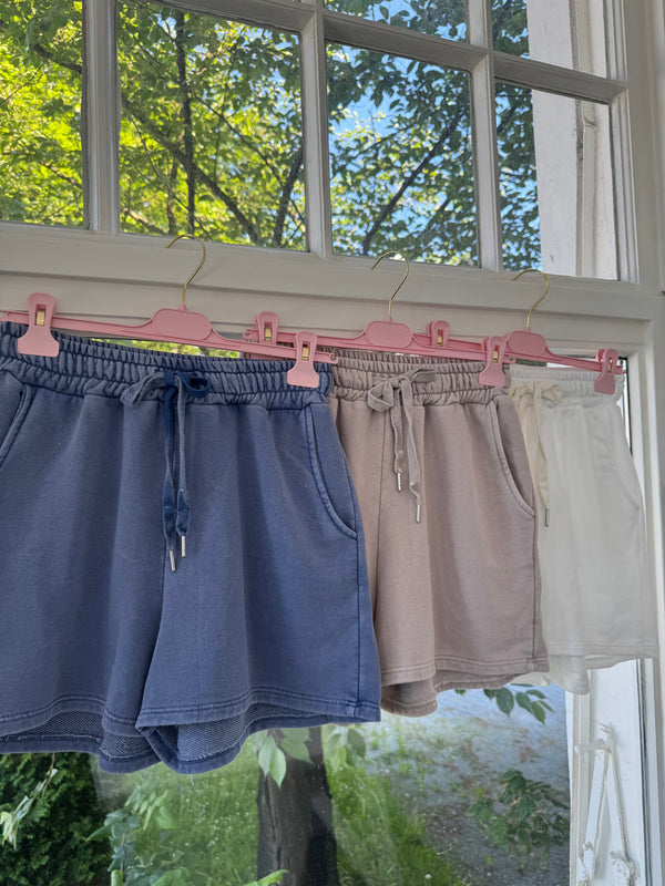 Short mit bündchen must have in mehreren Farben