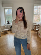 Elegantes gehäkeltes Spitzen-Jäckchen mit Blumenmuster – transparent, leicht & feminin (Gr. 36–40)beige