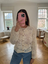 Elegantes gehäkeltes Spitzen-Jäckchen mit Blumenmuster – transparent, leicht & feminin (Gr. 36–40)beige