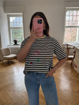 Oversized T-Shirt gestreift Schwarz/Weiß mit gelbem Kragen & aufgenähten Stickern – Halbarm (Gr. 36–40)