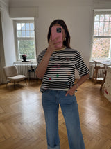 Oversized T-Shirt gestreift Schwarz/Weiß mit gelbem Kragen & aufgenähten Stickern – Halbarm (Gr. 36–40)