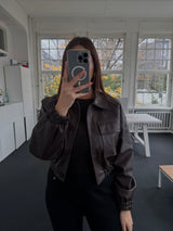 Kurze Jacke in Lederoptik mit Brusttaschen & Gummibund – One Size (36–40) braun