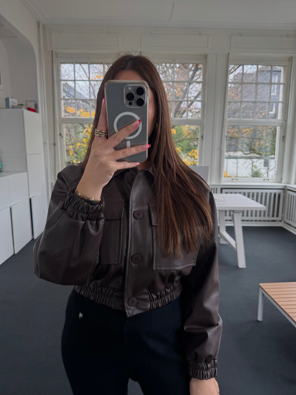Kurze Jacke in Lederoptik mit Brusttaschen & Gummibund – One Size (36–40) braun