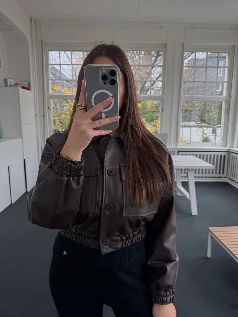 Kurze Jacke in Lederoptik mit Brusttaschen & Gummibund – One Size (36–40) braun
