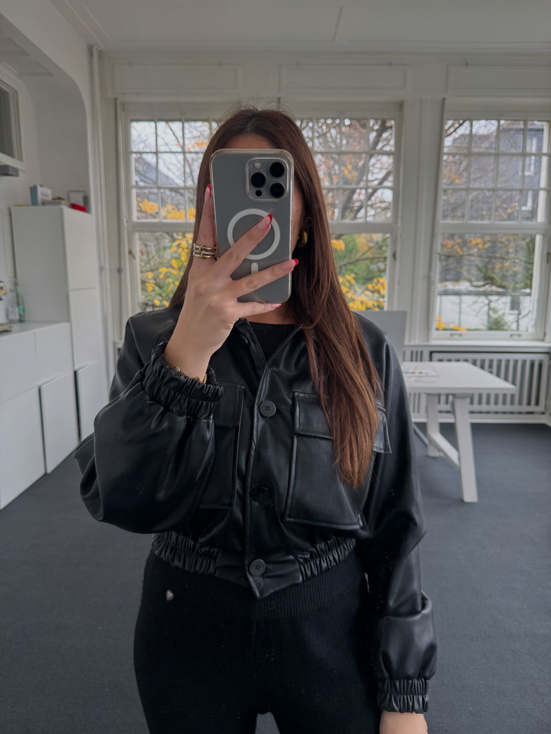 Kurze Jacke in Lederoptik mit Brusttaschen & Gummibund – One Size (36–40) schwarz