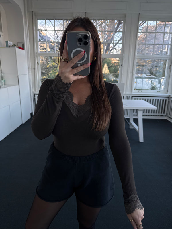 Kaschmir-Style Shirt mit Spitze und V-Ausschnitt – One Size (36–40) braun