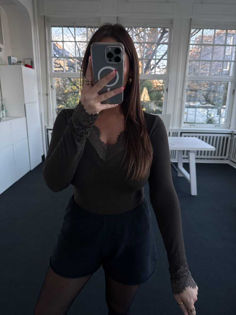 Kaschmir-Style Shirt mit Spitze und V-Ausschnitt – One Size (36–40) braun