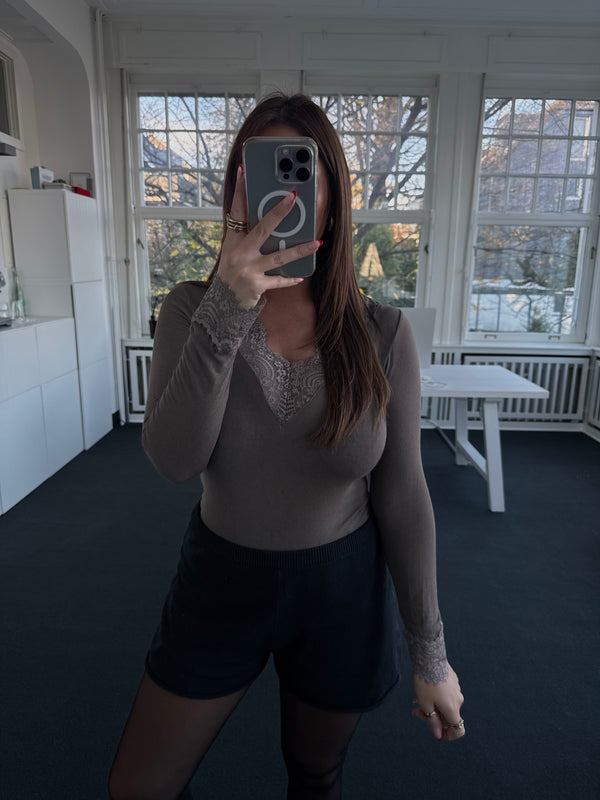 Kaschmir-Style Shirt mit Spitze und V-Ausschnitt – One Size (36–40) taupe