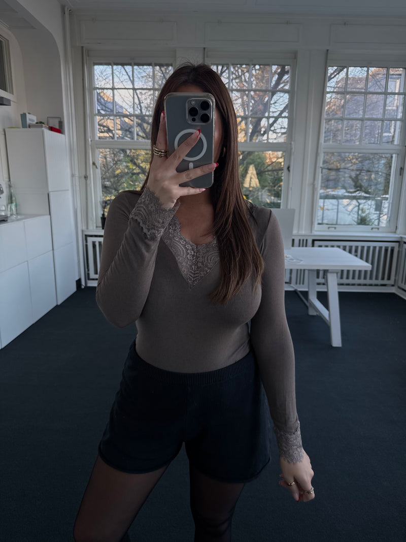 Kaschmir-Style Shirt mit Spitze und V-Ausschnitt – One Size (36–40) taupe