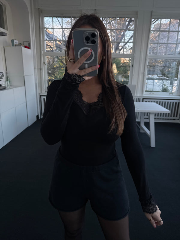 Kaschmir-Style Shirt mit Spitze und V-Ausschnitt – One Size (36–40) schwarz