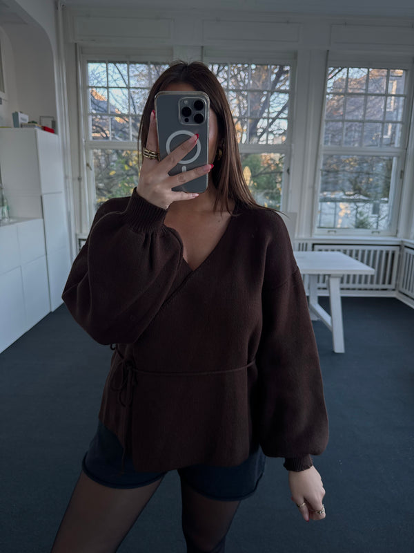 Wunderschönes Wickeloberteil mit Ballonärmeln – super soft & bequem braun
