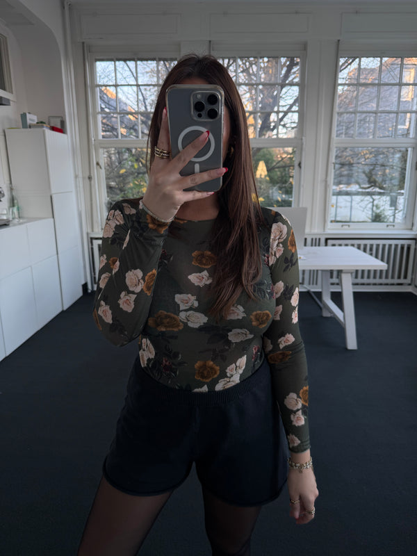 Kaschmir-Style Shirt mit Blumenmuster – figurbetont – One Size (36–40) grün