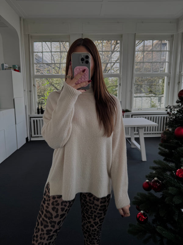 Strickpullover mit Stehkragen – Longfit hinten, kürzer vorne, Seitenschlitz – One Size (36–42) creme